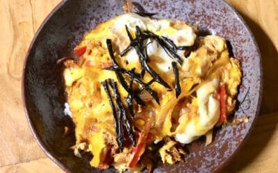 Donburi à l’omelette : l’omelette japonaise à l’oignon posée sur le riz