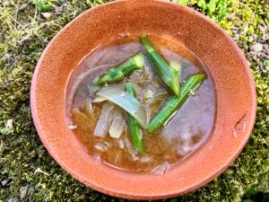 Soupe miso aux asperges vertes