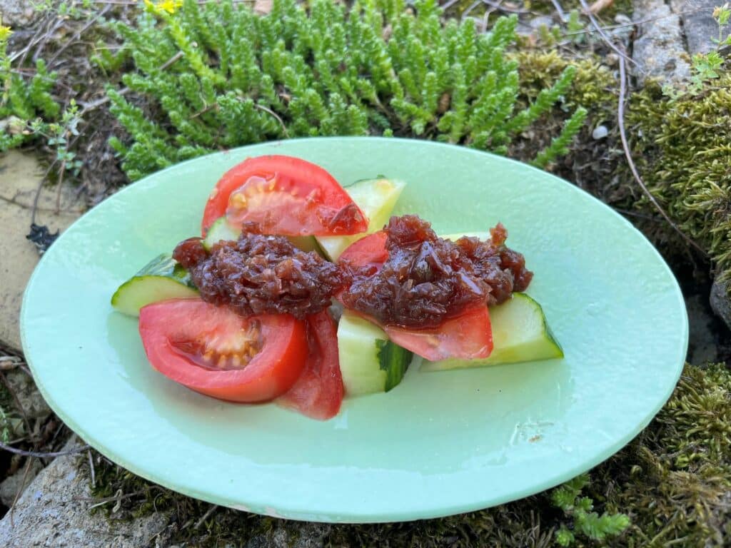 Salade de concombre et tomate à la sauce oignon